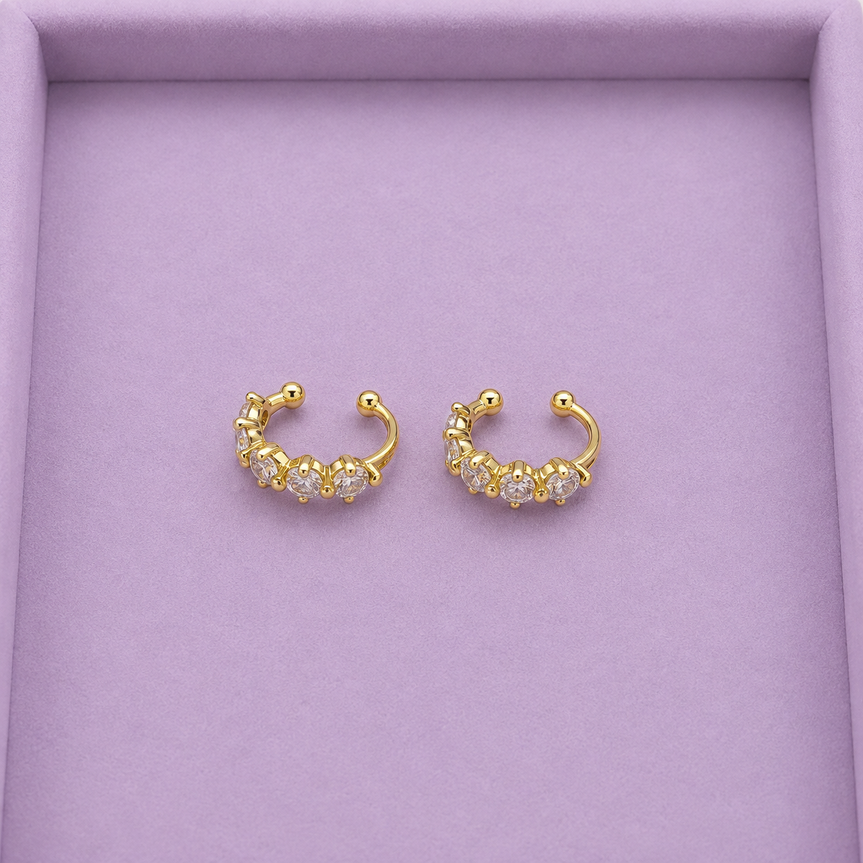 Hearts Shine Ear Cuff con cristales bañado en oro 18K