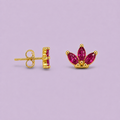 Aretes stud mini corona con tres piedras marquesa color rubí en baño de oro