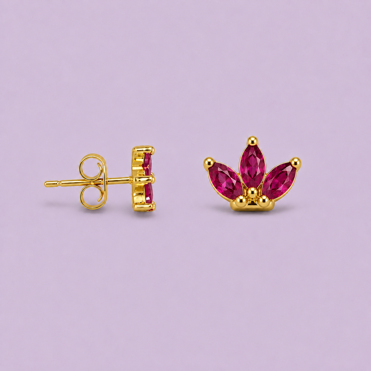 Aretes stud mini corona con tres piedras marquesa color rubí en baño de oro