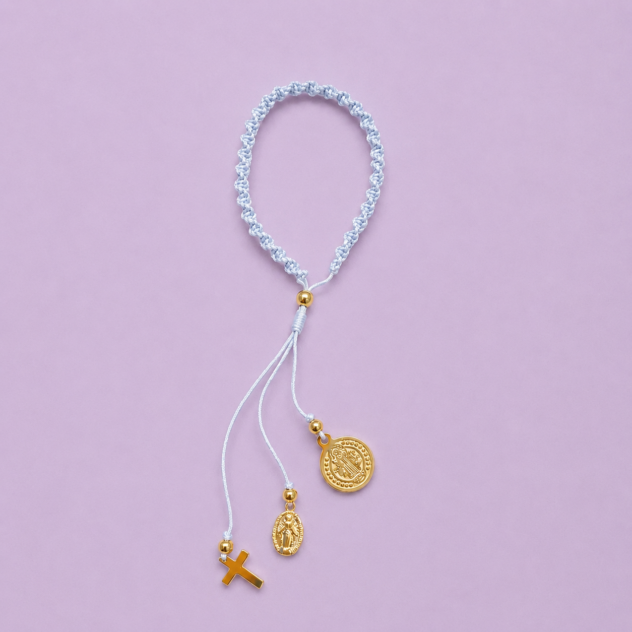 Pulsera tejida con medallón dorado bañado en oro 18K
